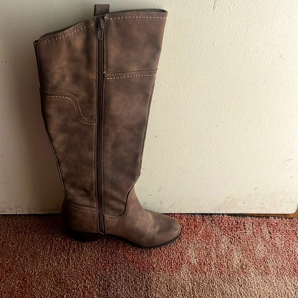Size 7m. Really comfy. Indigo Rd. High boots